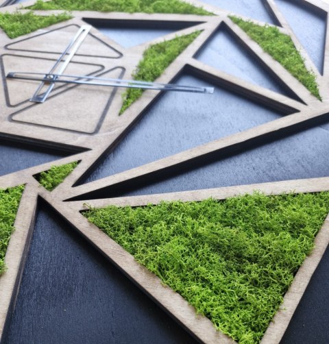 Drewniany zegar z mchem chrobotkiem o średnicy 80 cm