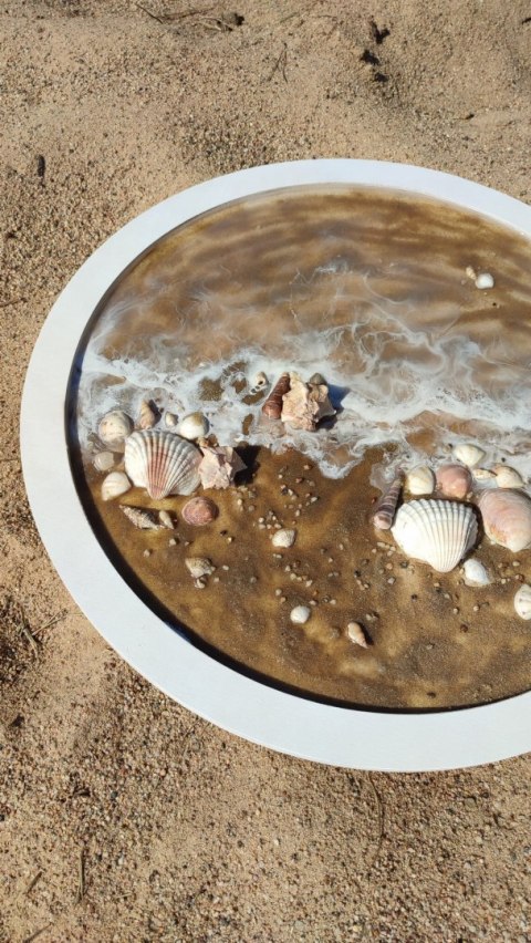 Morski obraz z muszlami z żywicy epoksydowej w kole o średnicy 50 cm