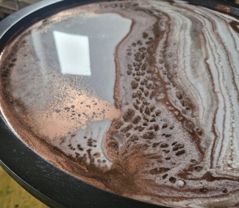 Obraz z żywicy epoksydowej w czarnej ramie