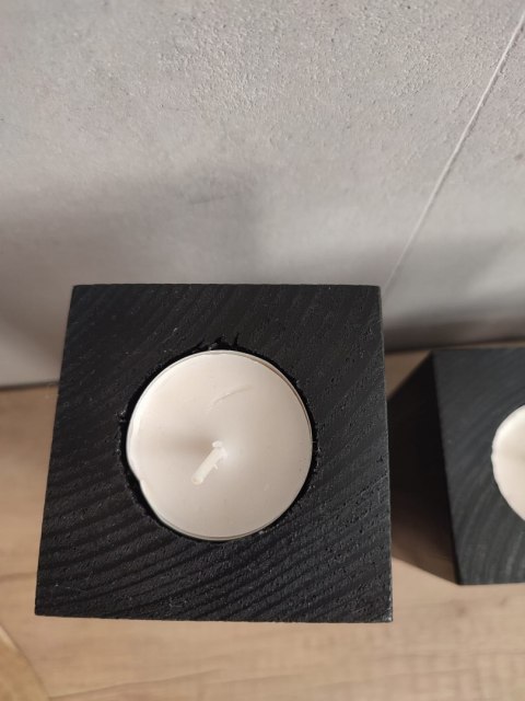 Zestaw trzech świeczników drewnianych z doniczką