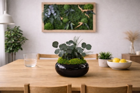 Doniczka z mchem i eukaliptusem