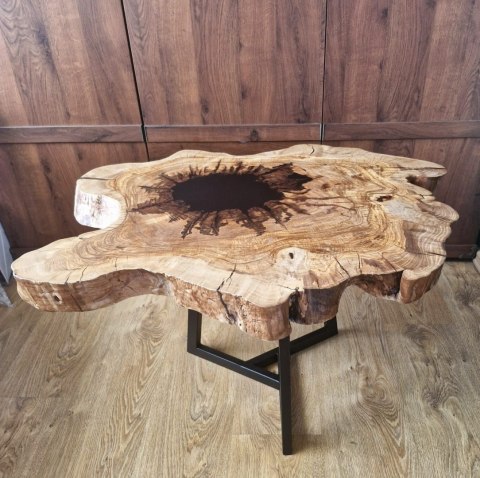 Drewniany stolik kawowy oliwny z czarną żywicą epoksydową matowy