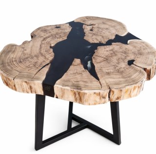 Drewniany stolik kawowy z czarną żywicą epoksydową matowy