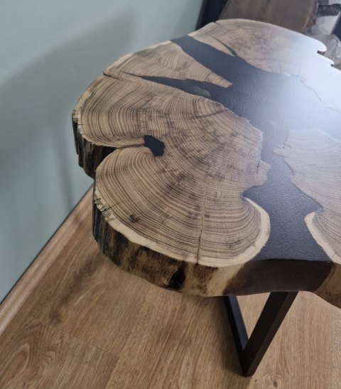 Drewniany stolik kawowy z czarną żywicą epoksydową matowy