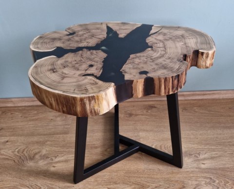 Drewniany stolik kawowy z czarną żywicą epoksydową matowy