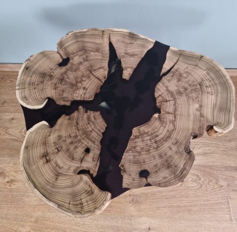 Drewniany stolik kawowy z czarną żywicą epoksydową matowy