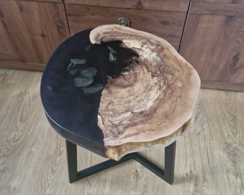 Drewniany stolik kawowy z żywicą epoksydową z eukaliptusem