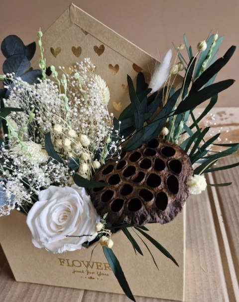 Flower box z różą stabilizowaną, lotosem i roślinami suszonymi