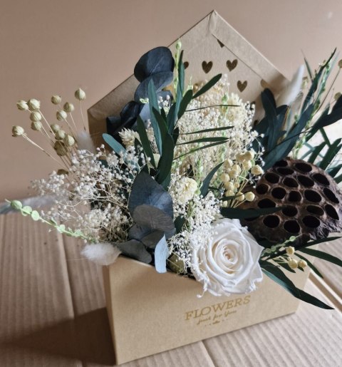 Flower box z różą stabilizowaną, lotosem i roślinami suszonymi