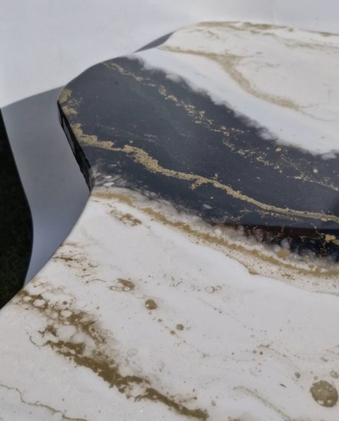 Stolik kawowy z żywicy epoksydowej w odcieniach bieli, czerni i złota