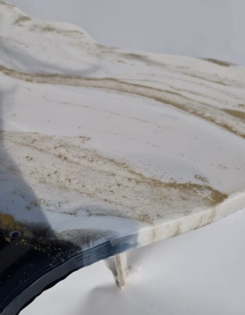 Stolik kawowy z żywicy epoksydowej w odcieniach bieli, czerni i złota